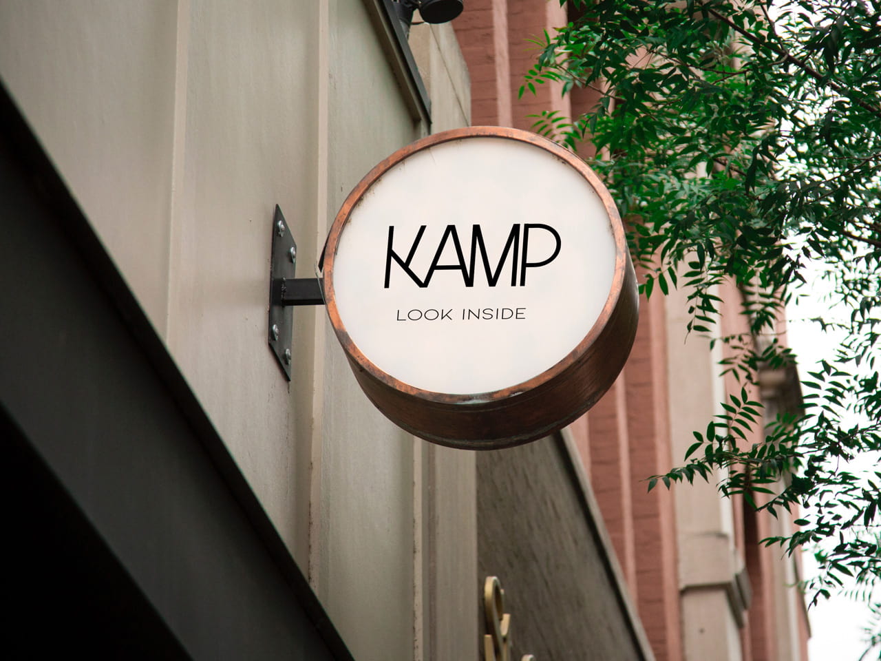 Rebranding de Kamp: Nuevo logotipo y paleta de colores para Kamp, una marca de moda femenina de vanguardia.